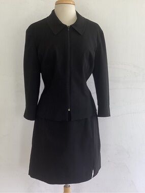 Vtg 90’s pencil skirt/matching front zip pointed collar black stretch suit (16)